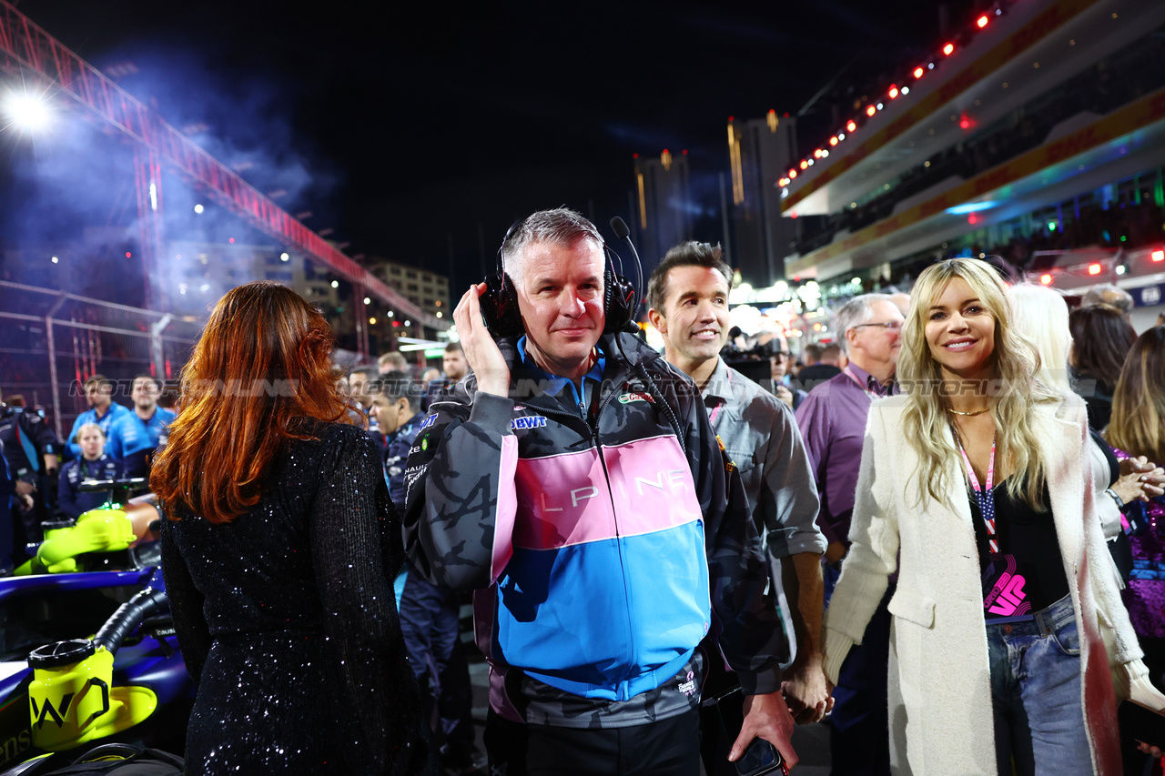 GP LAS VEGAS, Marc Harris (GBR) with Rob McElhenney (USA) Actor e Alpine F1 Team Investor e Kaitlin Olson (USA) Actress on the grid.

18.11.2023. Formula 1 World Championship, Rd 22, Las Vegas Grand Prix, Las Vegas, Nevada, USA, Gara Day.

- www.xpbimages.com, EMail: requests@xpbimages.com © Copyright: Batchelor / XPB Images