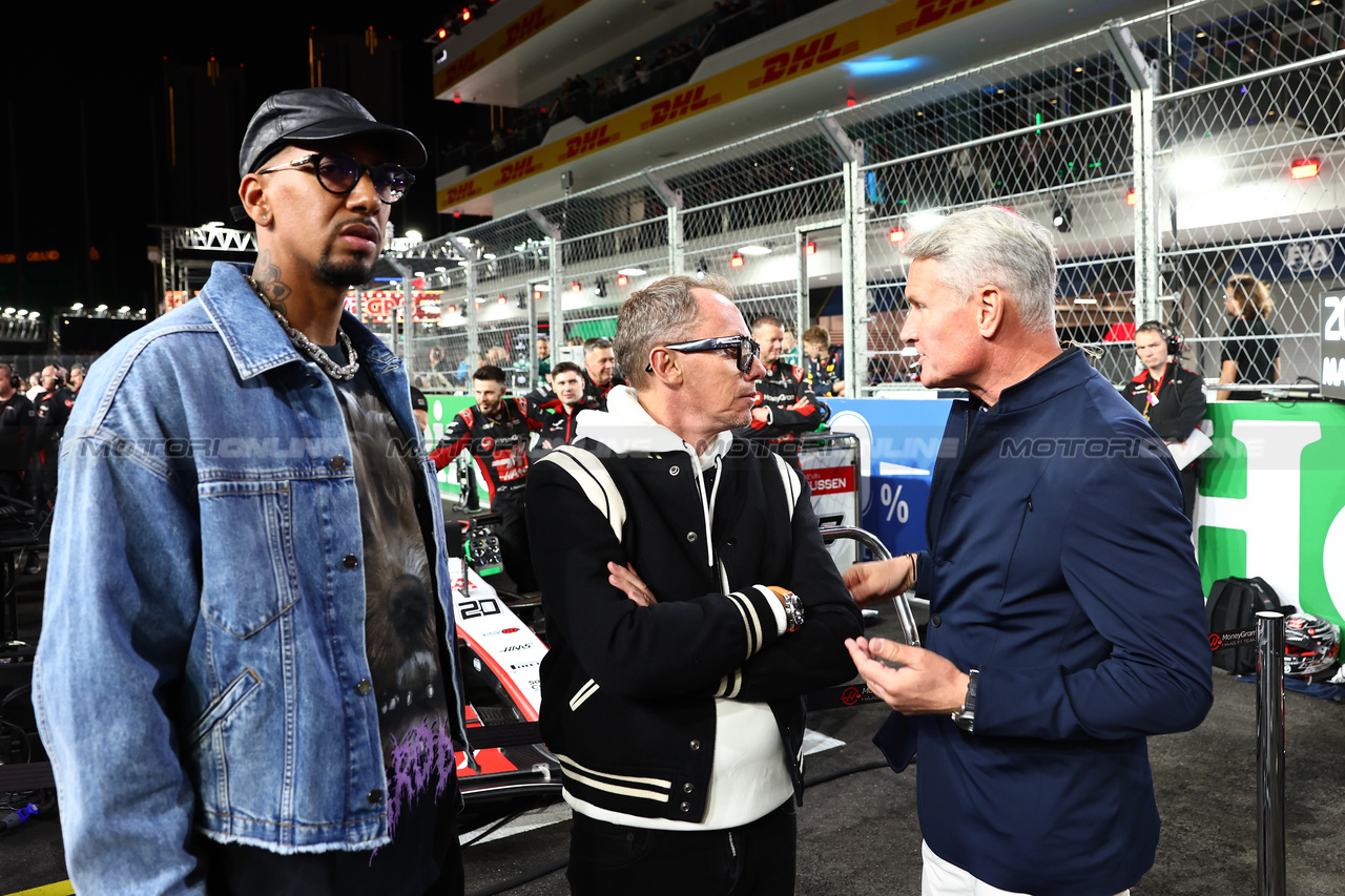 GP LAS VEGAS, Tommy Hilfiger (USA) (Centre) with David Coulthard (GBR) Red Bull Racing e Scuderia Toro Advisor / Channel 4 F1 Commentator (Right) on the grid.

18.11.2023. Formula 1 World Championship, Rd 22, Las Vegas Grand Prix, Las Vegas, Nevada, USA, Gara Day.

- www.xpbimages.com, EMail: requests@xpbimages.com © Copyright: Batchelor / XPB Images