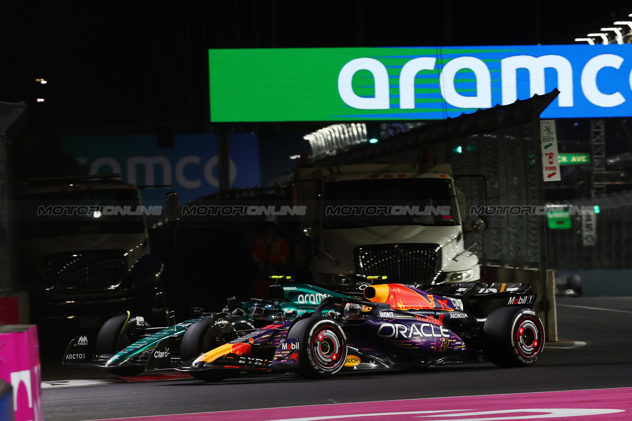 GP LAS VEGAS, Fernando Alonso (ESP) Aston Martin F1 Team AMR23 e Sergio Perez (MEX) Red Bull Racing RB19 battle for position.

18.11.2023. Formula 1 World Championship, Rd 22, Las Vegas Grand Prix, Las Vegas, Nevada, USA, Gara Day.

 - www.xpbimages.com, EMail: requests@xpbimages.com © Copyright: Coates / XPB Images