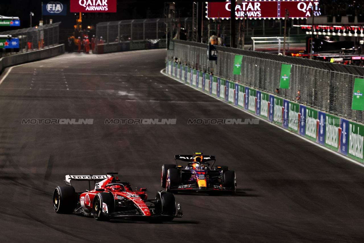 GP LAS VEGAS, Charles Leclerc (MON) Ferrari SF-23 e Sergio Perez (MEX) Red Bull Racing RB19 at the end of the race.

18.11.2023. Formula 1 World Championship, Rd 22, Las Vegas Grand Prix, Las Vegas, Nevada, USA, Gara Day.

 - www.xpbimages.com, EMail: requests@xpbimages.com © Copyright: Coates / XPB Images