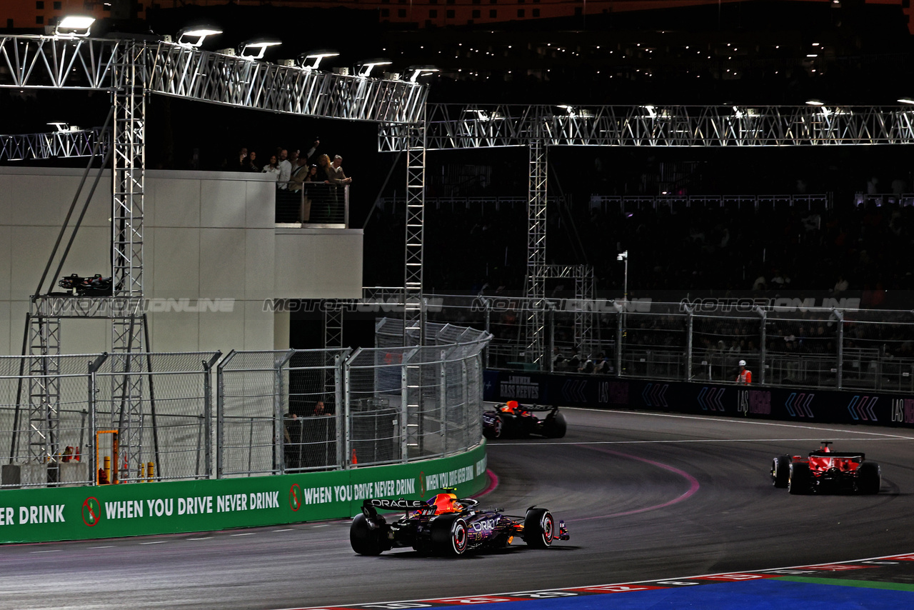 GP LAS VEGAS, Sergio Perez (MEX) Red Bull Racing RB19.

18.11.2023. Formula 1 World Championship, Rd 22, Las Vegas Grand Prix, Las Vegas, Nevada, USA, Gara Day.

 - www.xpbimages.com, EMail: requests@xpbimages.com © Copyright: Coates / XPB Images