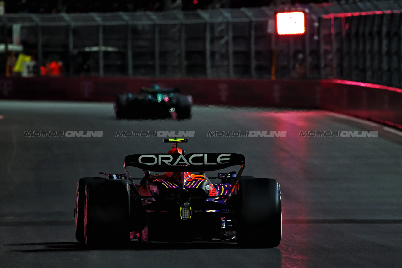 GP LAS VEGAS, Sergio Perez (MEX) Red Bull Racing RB19.

18.11.2023. Formula 1 World Championship, Rd 22, Las Vegas Grand Prix, Las Vegas, Nevada, USA, Gara Day.

 - www.xpbimages.com, EMail: requests@xpbimages.com © Copyright: Coates / XPB Images