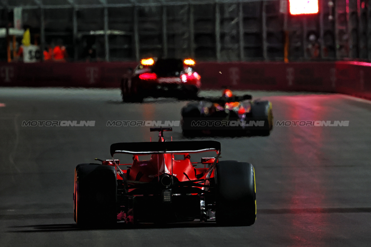 GP LAS VEGAS, Charles Leclerc (MON) Ferrari SF-23.

18.11.2023. Formula 1 World Championship, Rd 22, Las Vegas Grand Prix, Las Vegas, Nevada, USA, Gara Day.

 - www.xpbimages.com, EMail: requests@xpbimages.com © Copyright: Coates / XPB Images