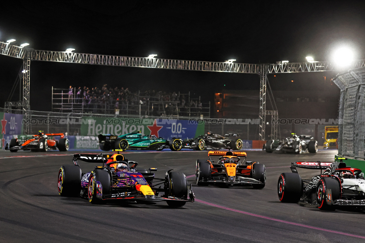 GP LAS VEGAS, Sergio Perez (MEX) Red Bull Racing RB19 at the partenza of the race as Fernando Alonso (ESP) Aston Martin F1 Team AMR23 spins.

18.11.2023. Formula 1 World Championship, Rd 22, Las Vegas Grand Prix, Las Vegas, Nevada, USA, Gara Day.

- www.xpbimages.com, EMail: requests@xpbimages.com © Copyright: Charniaux / XPB Images