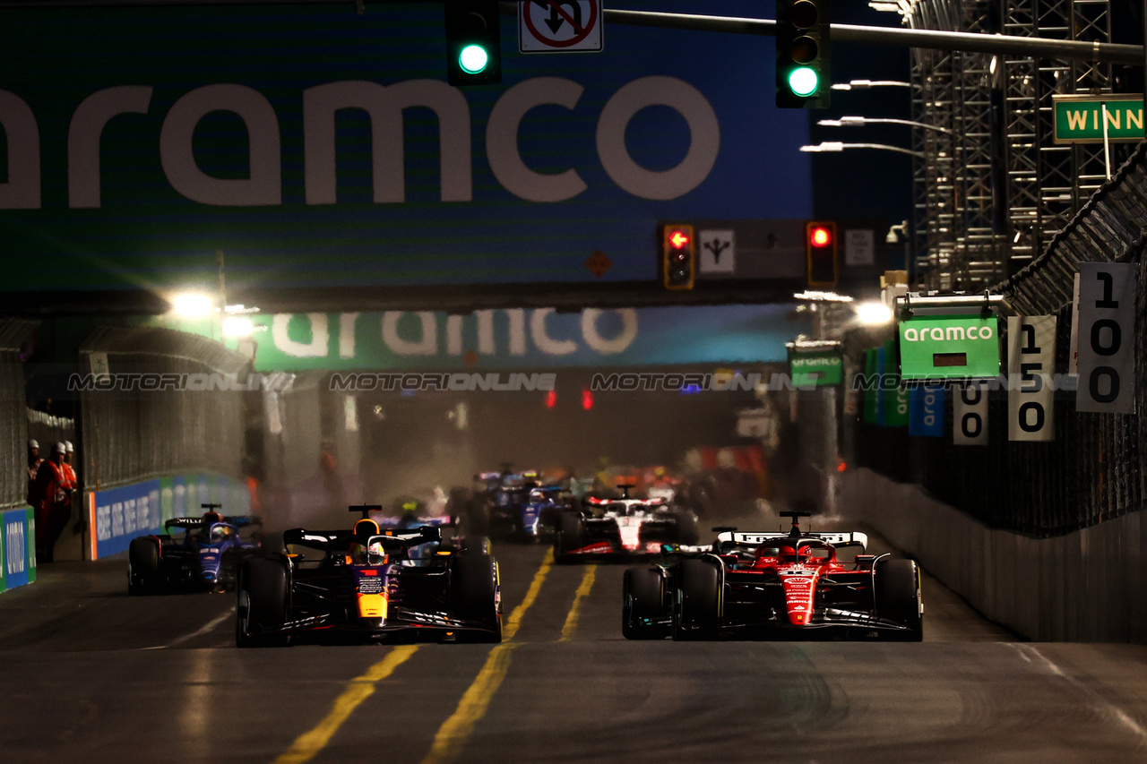 GP LAS VEGAS, Max Verstappen (NLD) Red Bull Racing RB19 davanti a at the partenza of the race.

18.11.2023. Formula 1 World Championship, Rd 22, Las Vegas Grand Prix, Las Vegas, Nevada, USA, Gara Day.

 - www.xpbimages.com, EMail: requests@xpbimages.com © Copyright: Coates / XPB Images