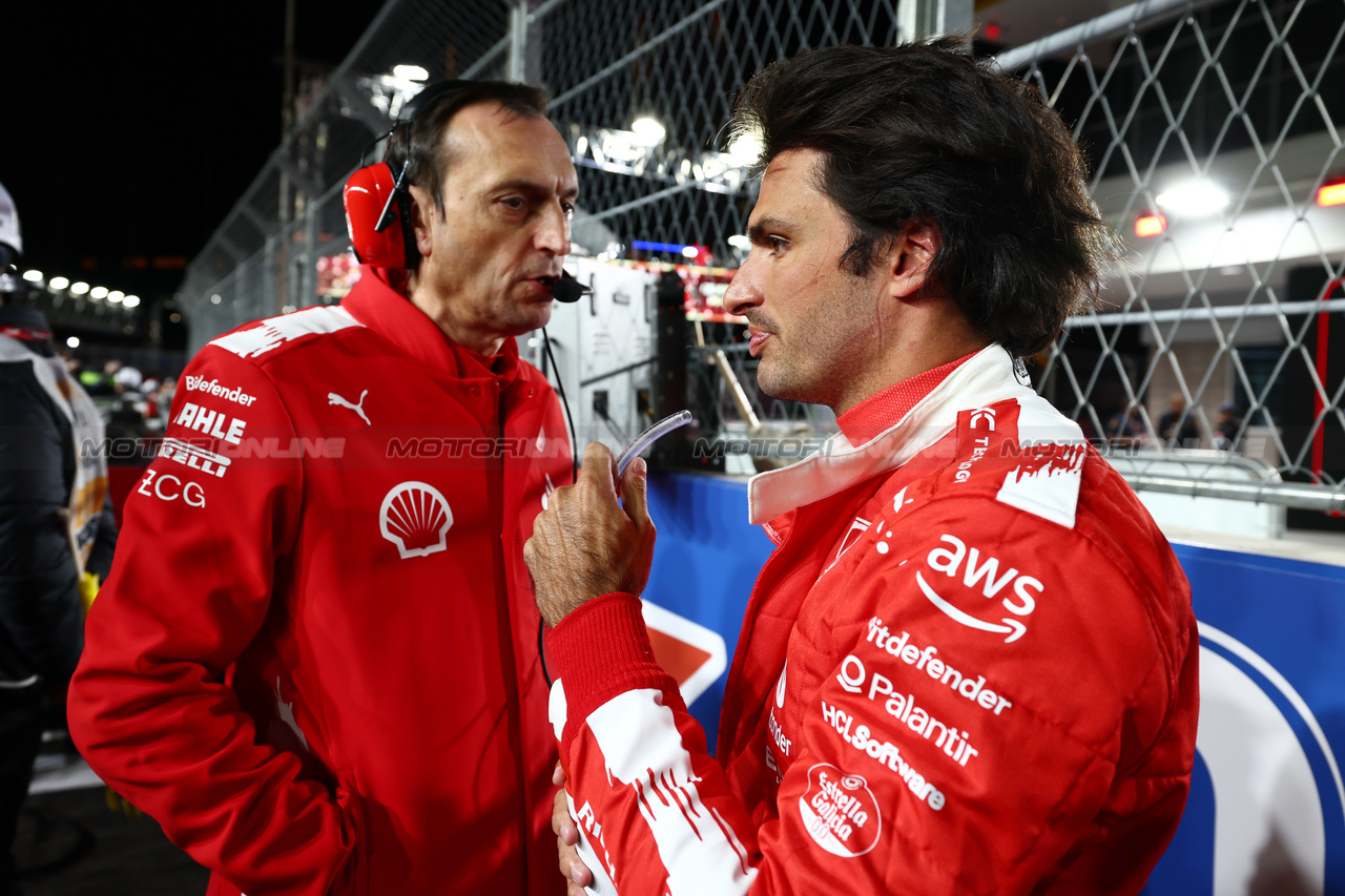 GP LAS VEGAS, Carlos Sainz Jr (ESP) Ferrari on the grid.

18.11.2023. Formula 1 World Championship, Rd 22, Las Vegas Grand Prix, Las Vegas, Nevada, USA, Gara Day.

 - www.xpbimages.com, EMail: requests@xpbimages.com © Copyright: Coates / XPB Images