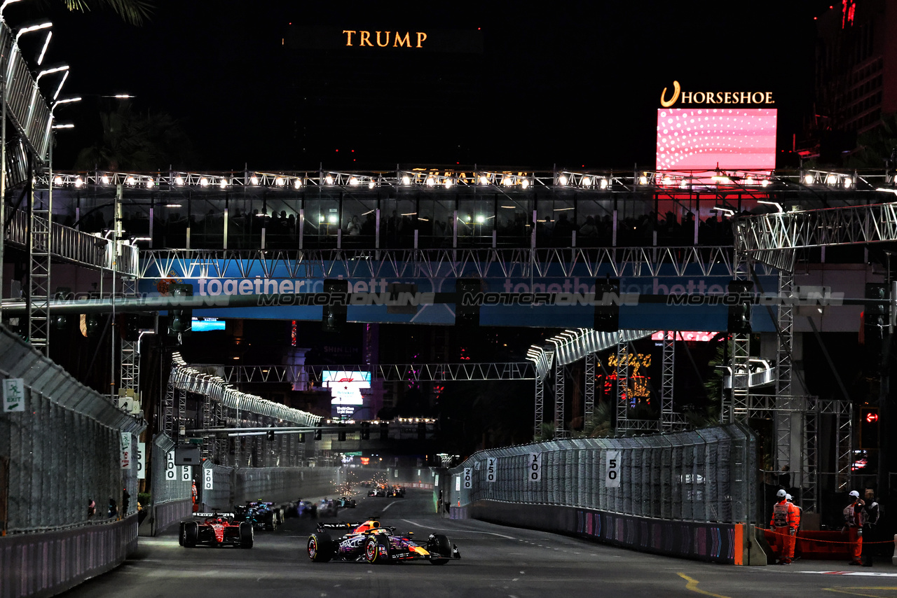 GP LAS VEGAS, Max Verstappen (NLD) Red Bull Racing RB19 at the partenza of the race.

18.11.2023. Formula 1 World Championship, Rd 22, Las Vegas Grand Prix, Las Vegas, Nevada, USA, Gara Day.

- www.xpbimages.com, EMail: requests@xpbimages.com © Copyright: Moy / XPB Images
