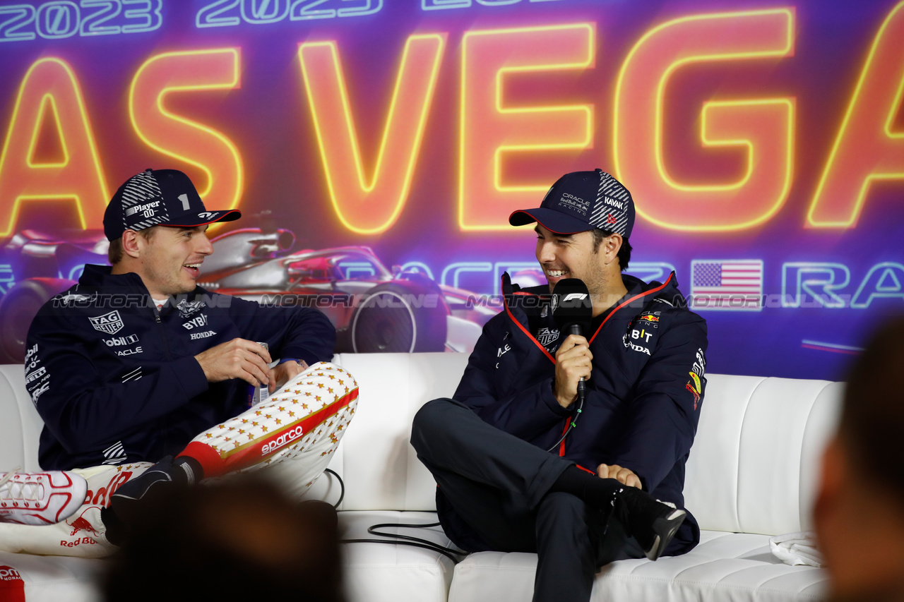 GP LAS VEGAS, (L to R): Max Verstappen (NLD) Red Bull Racing; e Sergio Perez (MEX) Red Bull Racing, in the post race FIA Press Conference.

18.11.2023. Formula 1 World Championship, Rd 22, Las Vegas Grand Prix, Las Vegas, Nevada, USA, Gara Day.

- www.xpbimages.com, EMail: requests@xpbimages.com © Copyright: XPB Images