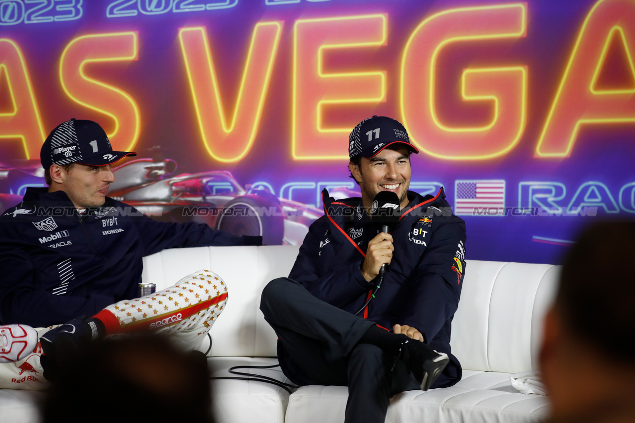GP LAS VEGAS, (L to R): Max Verstappen (NLD) Red Bull Racing; e Sergio Perez (MEX) Red Bull Racing, in the post race FIA Press Conference.

18.11.2023. Formula 1 World Championship, Rd 22, Las Vegas Grand Prix, Las Vegas, Nevada, USA, Gara Day.

- www.xpbimages.com, EMail: requests@xpbimages.com © Copyright: XPB Images