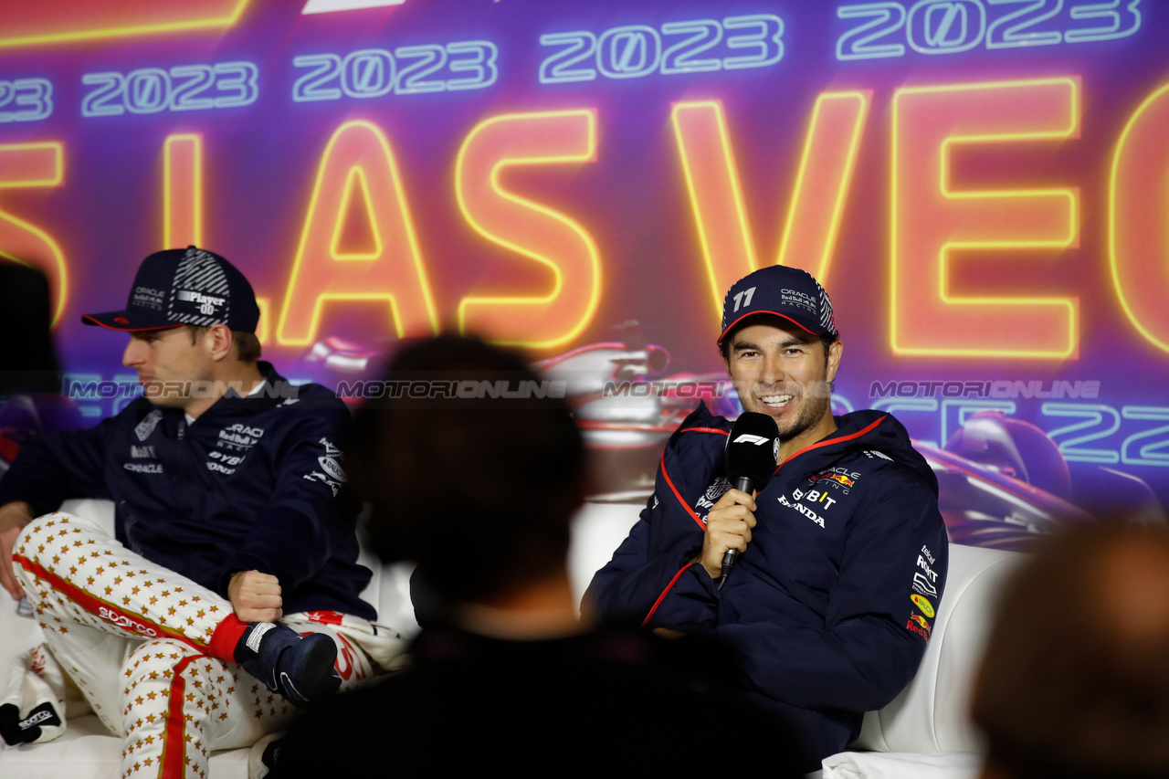GP LAS VEGAS, (L to R): Max Verstappen (NLD) Red Bull Racing; e Sergio Perez (MEX) Red Bull Racing, in the post race FIA Press Conference.

18.11.2023. Formula 1 World Championship, Rd 22, Las Vegas Grand Prix, Las Vegas, Nevada, USA, Gara Day.

- www.xpbimages.com, EMail: requests@xpbimages.com © Copyright: XPB Images