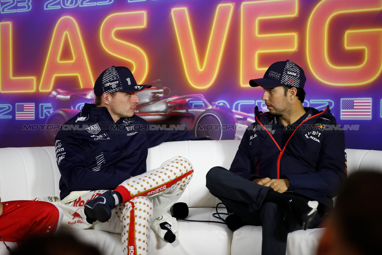 GP LAS VEGAS, (L to R): Max Verstappen (NLD) Red Bull Racing; e Sergio Perez (MEX) Red Bull Racing, in the post race FIA Press Conference.

18.11.2023. Formula 1 World Championship, Rd 22, Las Vegas Grand Prix, Las Vegas, Nevada, USA, Gara Day.

- www.xpbimages.com, EMail: requests@xpbimages.com © Copyright: XPB Images