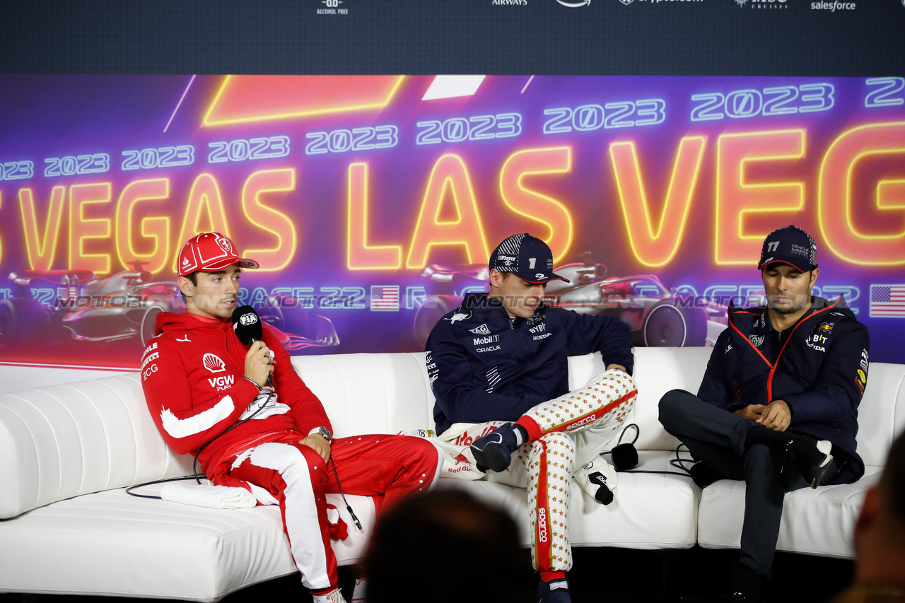 GP LAS VEGAS, (L to R): Charles Leclerc (MON) Ferrari; Max Verstappen (NLD) Red Bull Racing; e Sergio Perez (MEX) Red Bull Racing, in the post race FIA Press Conference.

18.11.2023. Formula 1 World Championship, Rd 22, Las Vegas Grand Prix, Las Vegas, Nevada, USA, Gara Day.

- www.xpbimages.com, EMail: requests@xpbimages.com © Copyright: XPB Images