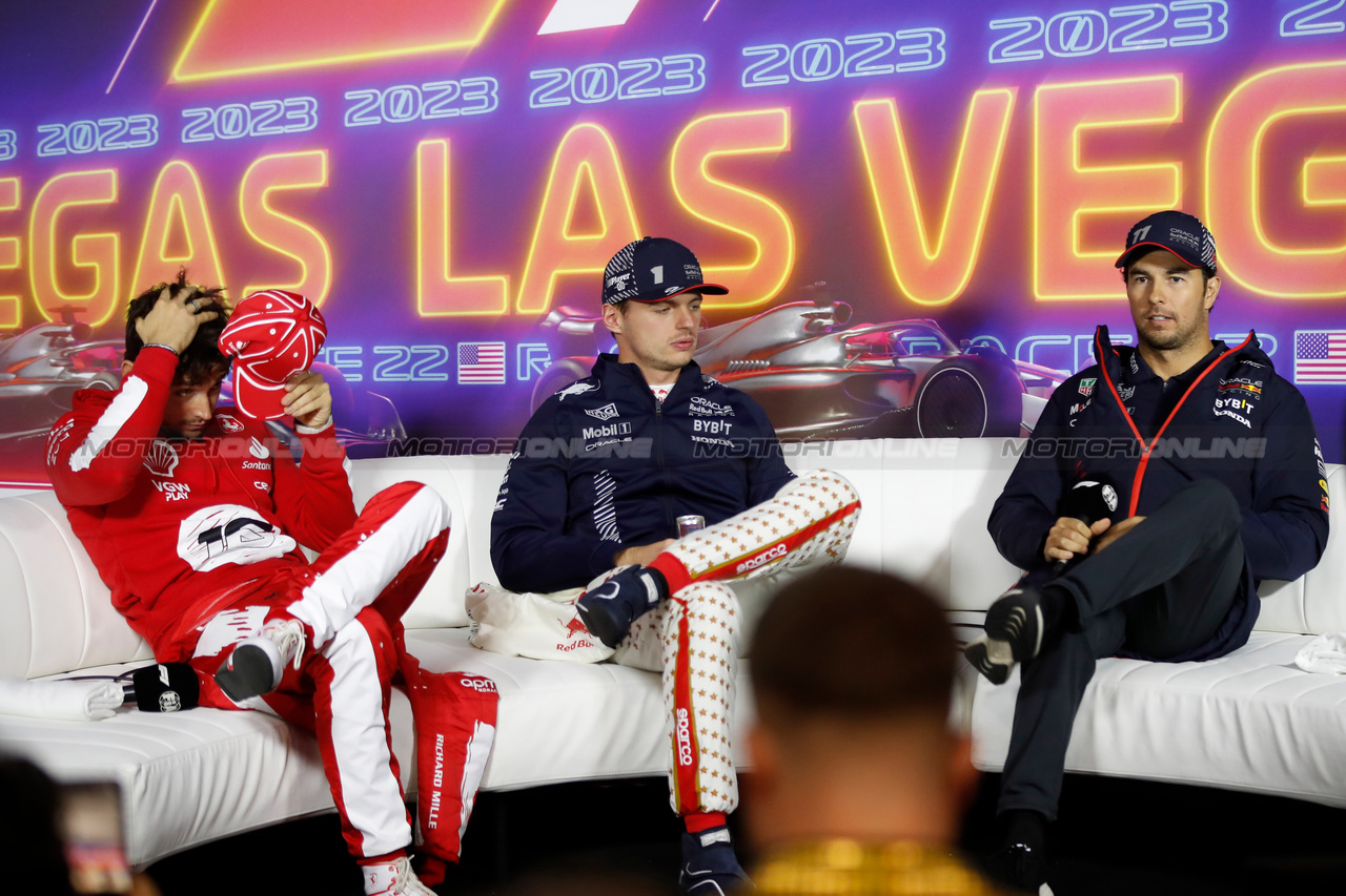 GP LAS VEGAS, (L to R): Charles Leclerc (MON) Ferrari; Max Verstappen (NLD) Red Bull Racing; e Sergio Perez (MEX) Red Bull Racing, in the post race FIA Press Conference.

18.11.2023. Formula 1 World Championship, Rd 22, Las Vegas Grand Prix, Las Vegas, Nevada, USA, Gara Day.

- www.xpbimages.com, EMail: requests@xpbimages.com © Copyright: XPB Images