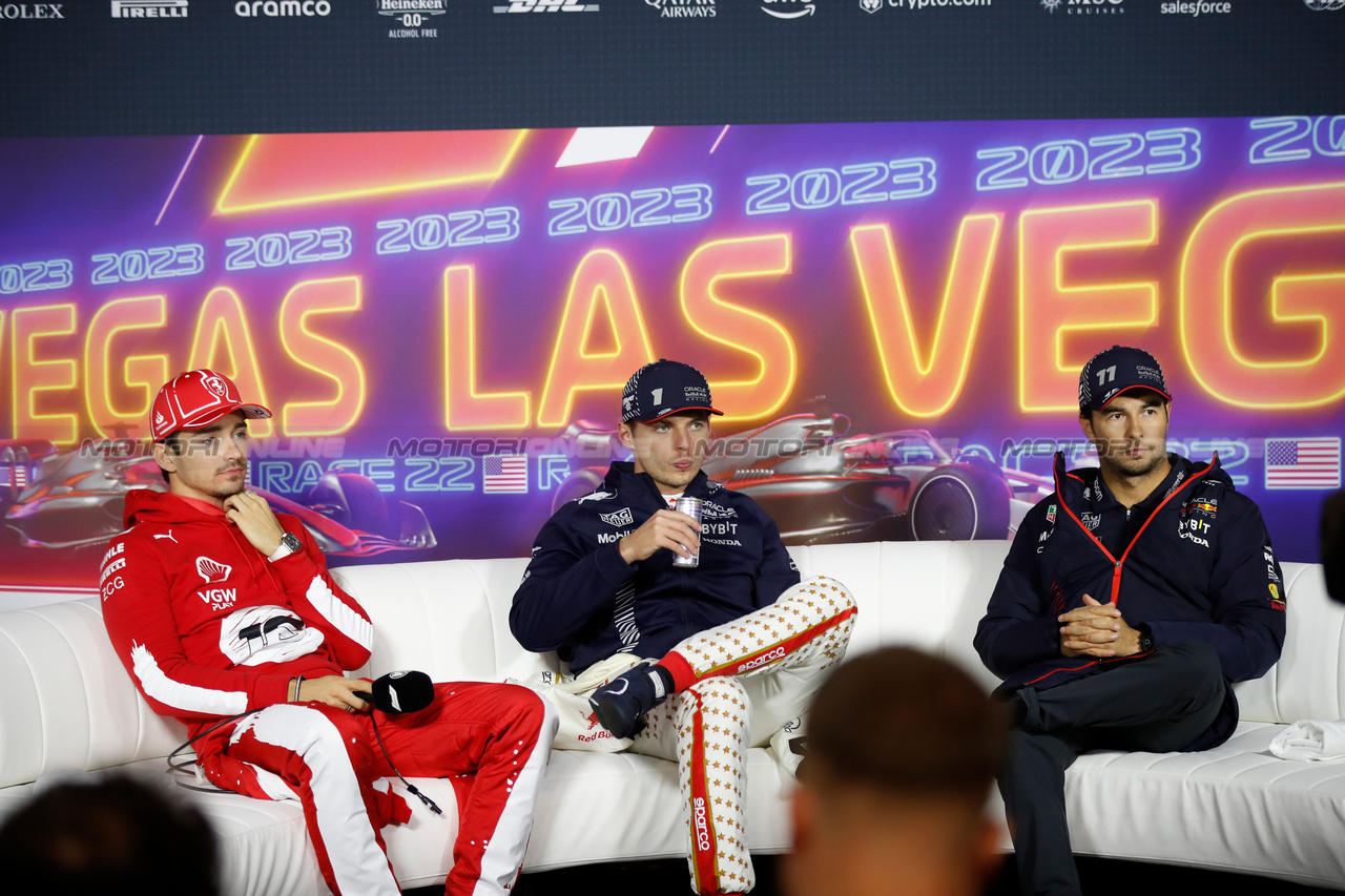 GP LAS VEGAS, (L to R): Charles Leclerc (MON) Ferrari; Max Verstappen (NLD) Red Bull Racing; e Sergio Perez (MEX) Red Bull Racing, in the post race FIA Press Conference.

18.11.2023. Formula 1 World Championship, Rd 22, Las Vegas Grand Prix, Las Vegas, Nevada, USA, Gara Day.

- www.xpbimages.com, EMail: requests@xpbimages.com © Copyright: XPB Images