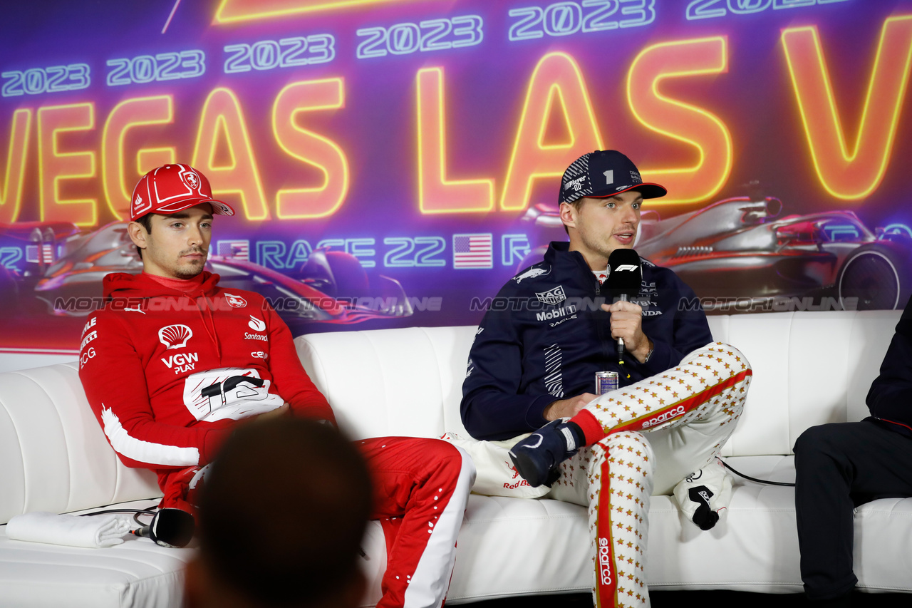 GP LAS VEGAS, (L to R): Charles Leclerc (MON) Ferrari; e Max Verstappen (NLD) Red Bull Racing, in the post race FIA Press Conference.

18.11.2023. Formula 1 World Championship, Rd 22, Las Vegas Grand Prix, Las Vegas, Nevada, USA, Gara Day.

- www.xpbimages.com, EMail: requests@xpbimages.com © Copyright: XPB Images