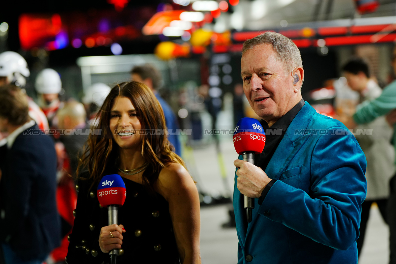 GP LAS VEGAS, (L to R): Danica Patrick (USA) Sky Sports F1 Presenter e Martin Brundle (GBR) Sky Sports Commentator on the grid.

18.11.2023. Formula 1 World Championship, Rd 22, Las Vegas Grand Prix, Las Vegas, Nevada, USA, Gara Day.

- www.xpbimages.com, EMail: requests@xpbimages.com © Copyright: XPB Images