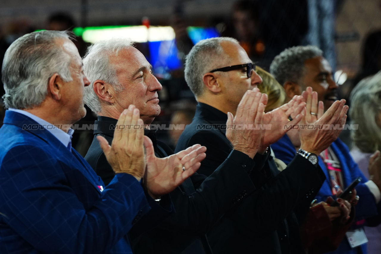 GP LAS VEGAS, Greg Maffei (USA) Liberty Media Corporation President e Chief Executive Officer (Centre) with Joe Lombardo (USA) Nevado Governor (Left) e Stefano Domenicali (ITA) Formula One President e CEO (Right) on the grid.

18.11.2023. Formula 1 World Championship, Rd 22, Las Vegas Grand Prix, Las Vegas, Nevada, USA, Gara Day.

- www.xpbimages.com, EMail: requests@xpbimages.com © Copyright: XPB Images