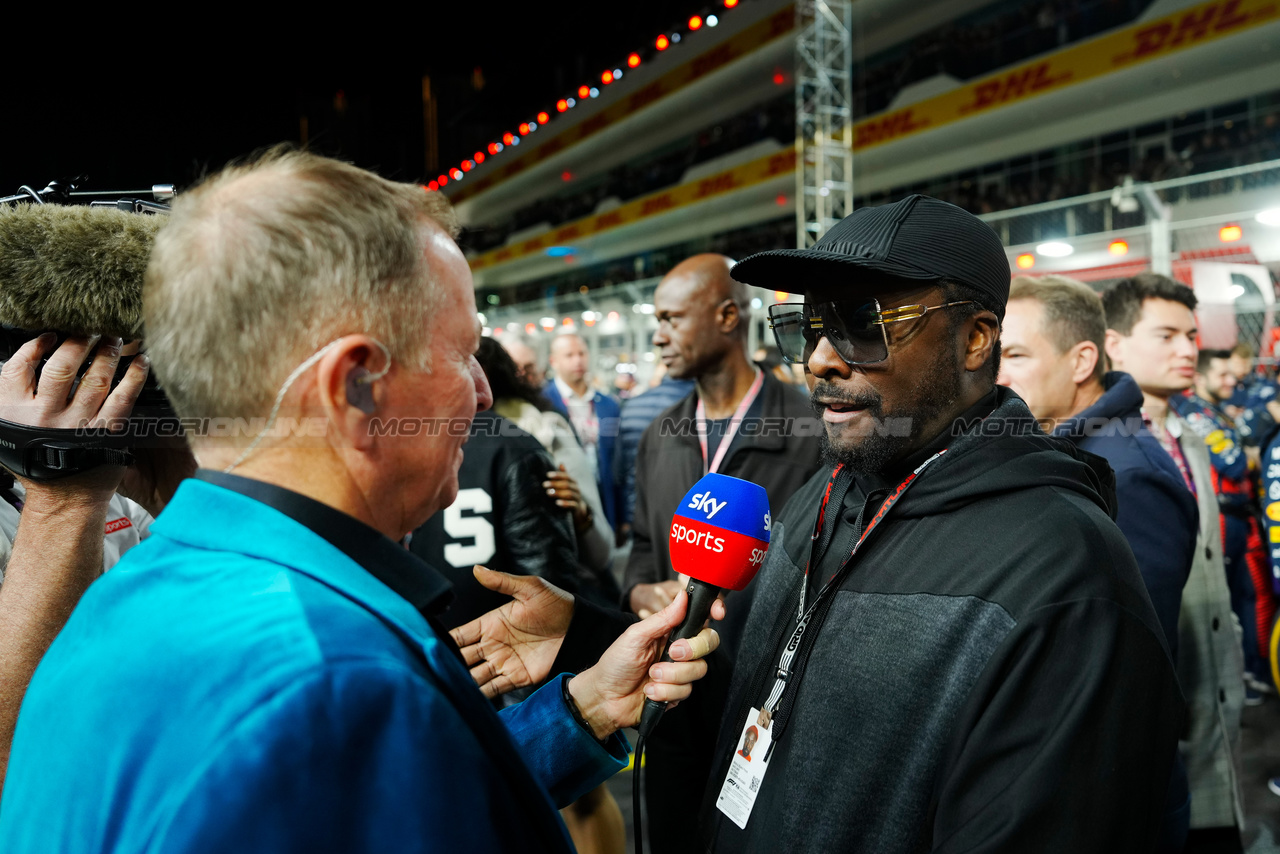 GP LAS VEGAS, (L to R): Martin Brundle (GBR) Sky Sports Commentator with will.i.am (USA) Black Eyed Peas on the grid.

18.11.2023. Formula 1 World Championship, Rd 22, Las Vegas Grand Prix, Las Vegas, Nevada, USA, Gara Day.

- www.xpbimages.com, EMail: requests@xpbimages.com © Copyright: XPB Images