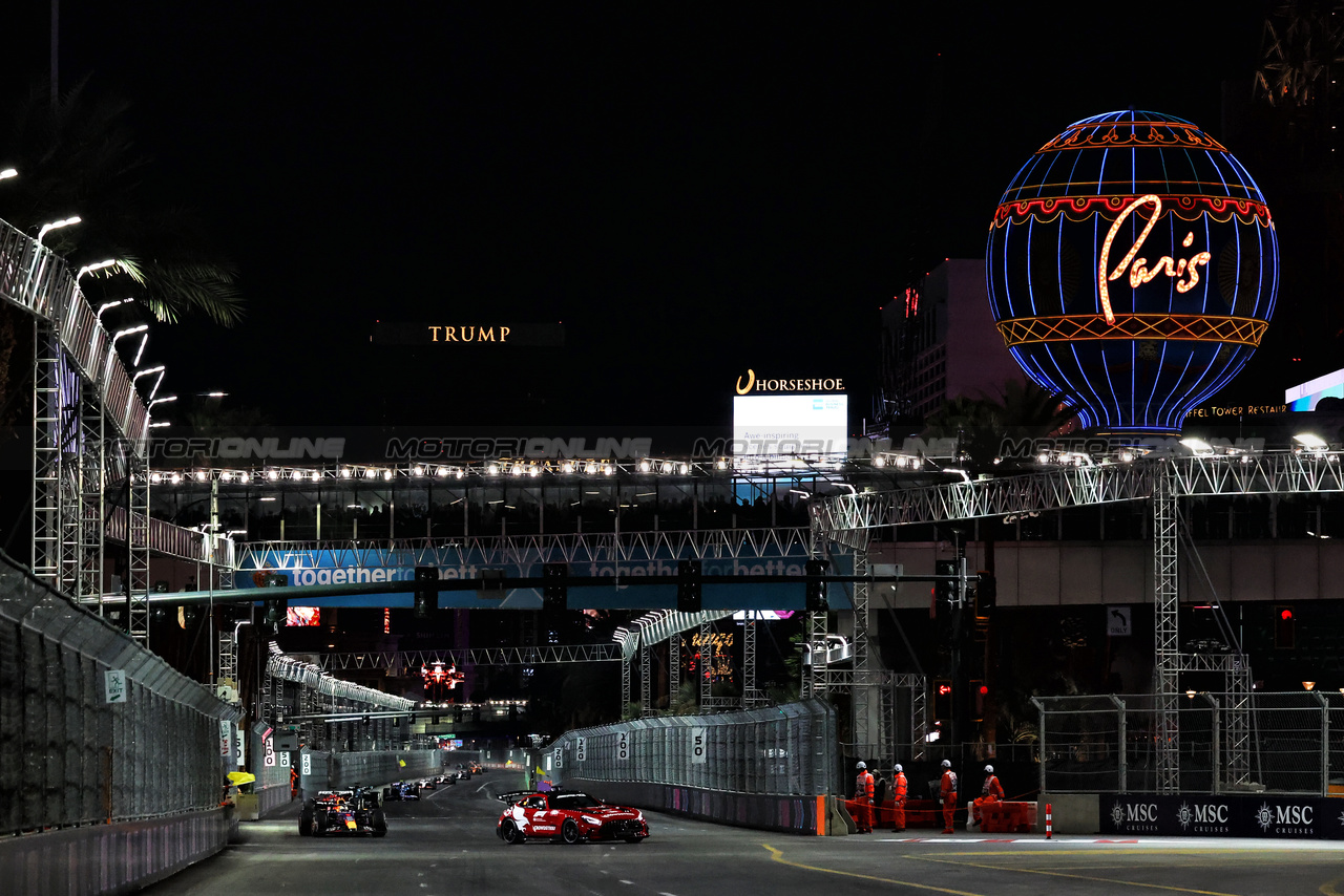 GP LAS VEGAS, Max Verstappen (NLD) Red Bull Racing RB19 davanti a behind the Mercedes AMG FIA Safety Car.

18.11.2023. Formula 1 World Championship, Rd 22, Las Vegas Grand Prix, Las Vegas, Nevada, USA, Gara Day.

- www.xpbimages.com, EMail: requests@xpbimages.com © Copyright: Moy / XPB Images