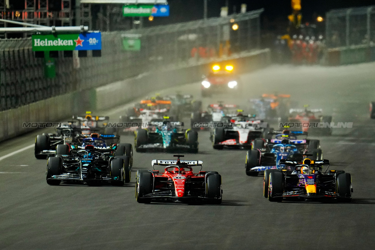 GP LAS VEGAS, Charles Leclerc (MON) Ferrari SF-23 e Max Verstappen (NLD) Red Bull Racing RB19 at the partenza of the race.

18.11.2023. Formula 1 World Championship, Rd 22, Las Vegas Grand Prix, Las Vegas, Nevada, USA, Gara Day.

- www.xpbimages.com, EMail: requests@xpbimages.com © Copyright: XPB Images