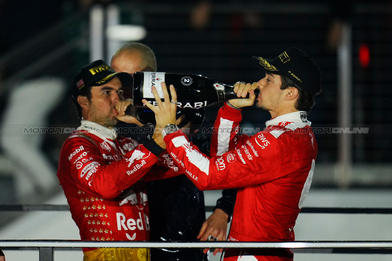 GP LAS VEGAS, (L to R): Sergio Perez (MEX) Red Bull Racing celebrates his third position on the podium with second placed Charles Leclerc (MON) Ferrari.

18.11.2023. Formula 1 World Championship, Rd 22, Las Vegas Grand Prix, Las Vegas, Nevada, USA, Gara Day.

- www.xpbimages.com, EMail: requests@xpbimages.com © Copyright: XPB Images