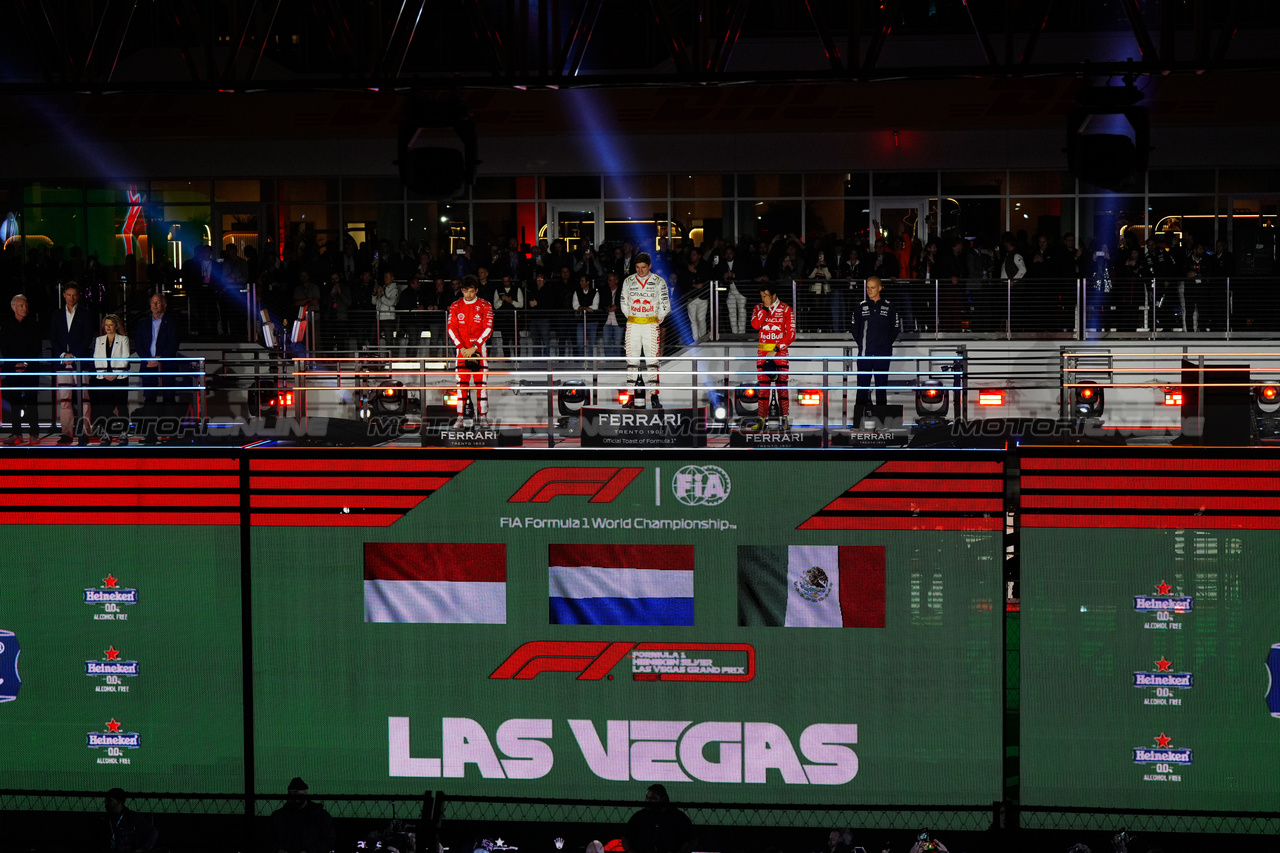 GP LAS VEGAS, The podium (L to R): Charles Leclerc (MON) Ferrari, second; Max Verstappen (NLD) Red Bull Racing, vincitore; Sergio Perez (MEX) Red Bull Racing, third.

18.11.2023. Formula 1 World Championship, Rd 22, Las Vegas Grand Prix, Las Vegas, Nevada, USA, Gara Day.

- www.xpbimages.com, EMail: requests@xpbimages.com © Copyright: XPB Images