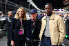 GP LAS VEGAS, Tommy Hilfiger (USA) (Centre) with sua moglie Dee Hilfiger (USA) (Left).
18.11.2023. Formula 1 World Championship, Rd 22, Las Vegas Grand Prix, Las Vegas, Nevada, USA, Gara Day.
 - www.xpbimages.com, EMail: requests@xpbimages.com © Copyright: Coates / XPB Images