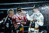 GP LAS VEGAS, Gara winner Max Verstappen (NLD) Red Bull Racing (Right) celebrates on the podium with team mate Sergio Perez (MEX) Red Bull Racing e Francesco Laus, Red Bull Racing Senior Tyre Simulation Engineer.
18.11.2023. Formula 1 World Championship, Rd 22, Las Vegas Grand Prix, Las Vegas, Nevada, USA, Gara Day.
- www.xpbimages.com, EMail: requests@xpbimages.com © Copyright: Bearne / XPB Images