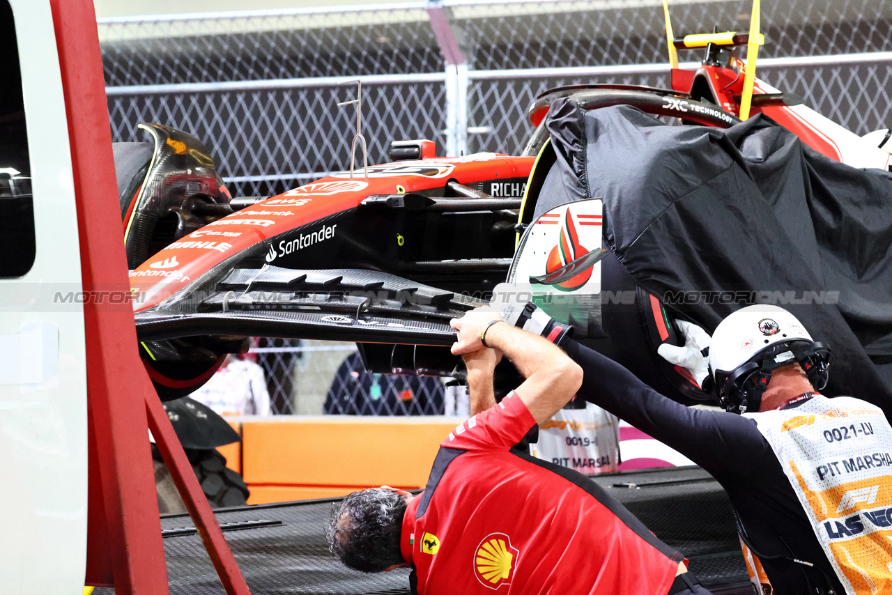 GP LAS VEGAS, The Ferrari SF-23 of Carlos Sainz Jr (ESP) Ferrari is recovered back to the pits on the back of a truck, floor inspected by the team.

16.11.2023. Formula 1 World Championship, Rd 22, Las Vegas Grand Prix, Las Vegas, Nevada, USA, Practice Day.

 - www.xpbimages.com, EMail: requests@xpbimages.com © Copyright: Coates / XPB Images