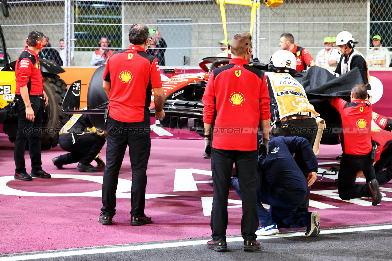 GP LAS VEGAS, The Ferrari SF-23 of Carlos Sainz Jr (ESP) Ferrari is recovered back to the pits with the help of the team.

16.11.2023. Formula 1 World Championship, Rd 22, Las Vegas Grand Prix, Las Vegas, Nevada, USA, Practice Day.

 - www.xpbimages.com, EMail: requests@xpbimages.com © Copyright: Coates / XPB Images