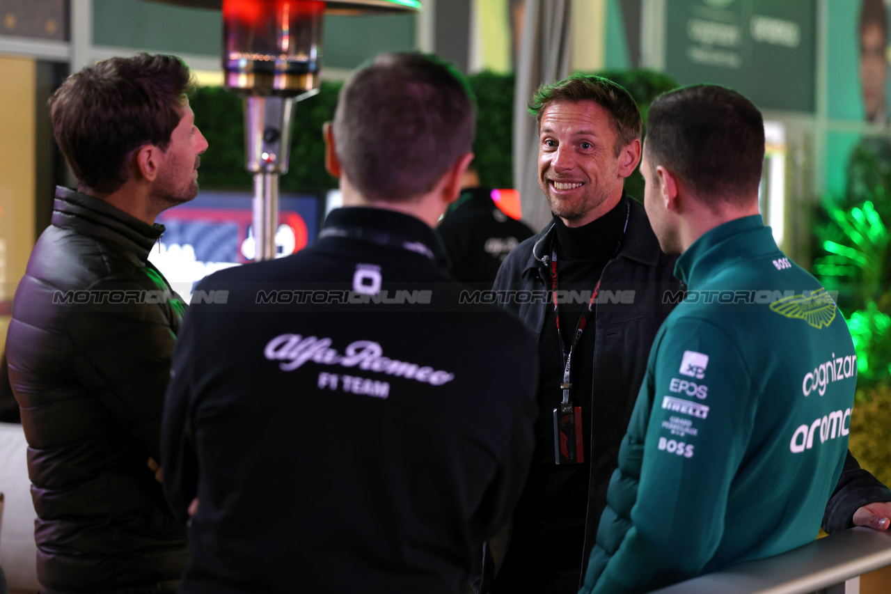 GP LAS VEGAS, (L to R): Romain Grosjean (FRA) with Jenson Button (GBR) Sky Sports F1 Presenter / Williams Racing Senior Advisor e Stoffel Vandoorne (BEL) Aston Martin F1 Team Test e Reserve Driver.

16.11.2023. Formula 1 World Championship, Rd 22, Las Vegas Grand Prix, Las Vegas, Nevada, USA, Practice Day.

 - www.xpbimages.com, EMail: requests@xpbimages.com © Copyright: Staley / XPB Images