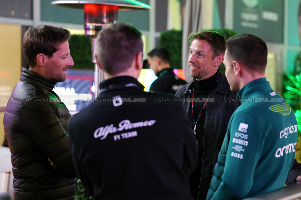 GP LAS VEGAS, (L to R): Romain Grosjean (FRA) with Jenson Button (GBR) Sky Sports F1 Presenter / Williams Racing Senior Advisor e Stoffel Vandoorne (BEL) Aston Martin F1 Team Test e Reserve Driver.

16.11.2023. Formula 1 World Championship, Rd 22, Las Vegas Grand Prix, Las Vegas, Nevada, USA, Practice Day.

 - www.xpbimages.com, EMail: requests@xpbimages.com © Copyright: Staley / XPB Images