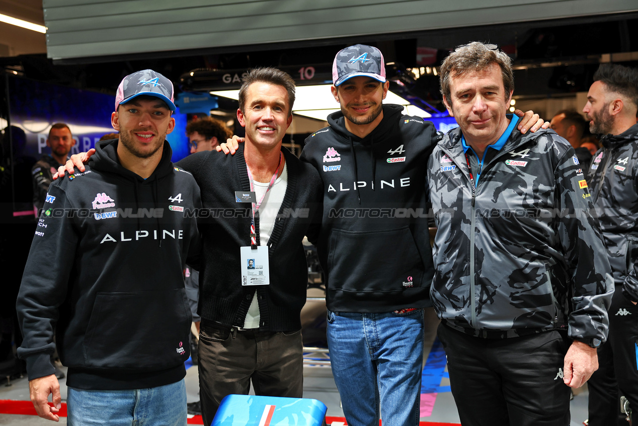 GP LAS VEGAS, (L to R): Pierre Gasly (FRA) Alpine F1 Team; Rob McElhenney (USA) Actor e Alpine F1 Team Investor; Esteban Ocon (FRA) Alpine F1 Team; e Bruno Famin (FRA) Alpine Motorsports Vice President.

16.11.2023. Formula 1 World Championship, Rd 22, Las Vegas Grand Prix, Las Vegas, Nevada, USA, Practice Day.

- www.xpbimages.com, EMail: requests@xpbimages.com © Copyright: Batchelor / XPB Images
