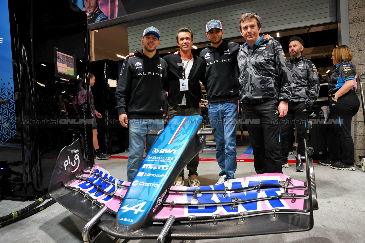 GP LAS VEGAS, (L to R): Pierre Gasly (FRA) Alpine F1 Team; Rob McElhenney (USA) Actor e Alpine F1 Team Investor; Esteban Ocon (FRA) Alpine F1 Team; e Bruno Famin (FRA) Alpine Motorsports Vice President.

16.11.2023. Formula 1 World Championship, Rd 22, Las Vegas Grand Prix, Las Vegas, Nevada, USA, Practice Day.

- www.xpbimages.com, EMail: requests@xpbimages.com © Copyright: Batchelor / XPB Images