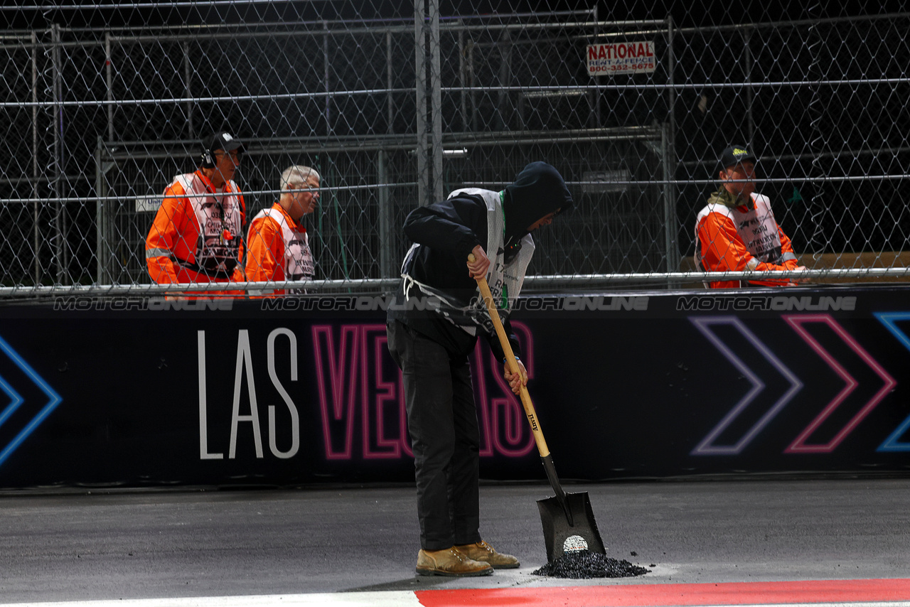 GP LAS VEGAS, A circuit worker repairs part of the circuit.

16.11.2023. Formula 1 World Championship, Rd 22, Las Vegas Grand Prix, Las Vegas, Nevada, USA, Practice Day.

 - www.xpbimages.com, EMail: requests@xpbimages.com © Copyright: Coates / XPB Images