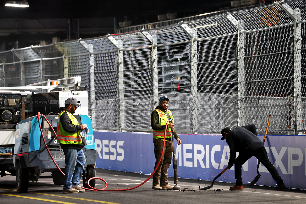 GP LAS VEGAS, Circuit workers fill manhole covers on the circuit.

16.11.2023. Formula 1 World Championship, Rd 22, Las Vegas Grand Prix, Las Vegas, Nevada, USA, Practice Day.

 - www.xpbimages.com, EMail: requests@xpbimages.com © Copyright: Coates / XPB Images