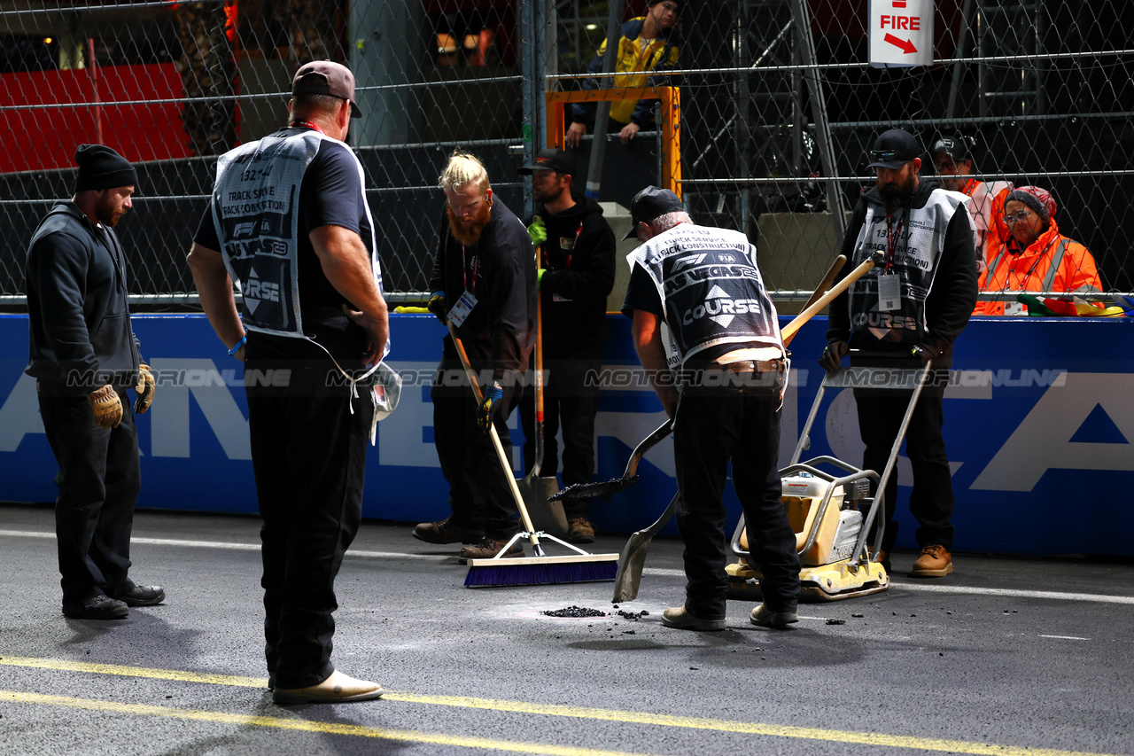 GP LAS VEGAS, Circuit workers fill manhole covers on the circuit.

16.11.2023. Formula 1 World Championship, Rd 22, Las Vegas Grand Prix, Las Vegas, Nevada, USA, Practice Day.

 - www.xpbimages.com, EMail: requests@xpbimages.com © Copyright: Coates / XPB Images