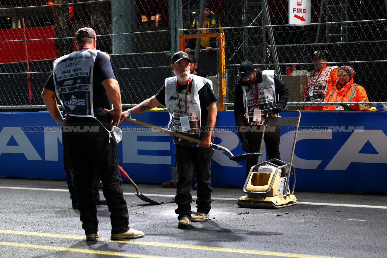 GP LAS VEGAS, Circuit workers fill manhole covers on the circuit.

16.11.2023. Formula 1 World Championship, Rd 22, Las Vegas Grand Prix, Las Vegas, Nevada, USA, Practice Day.

 - www.xpbimages.com, EMail: requests@xpbimages.com © Copyright: Coates / XPB Images