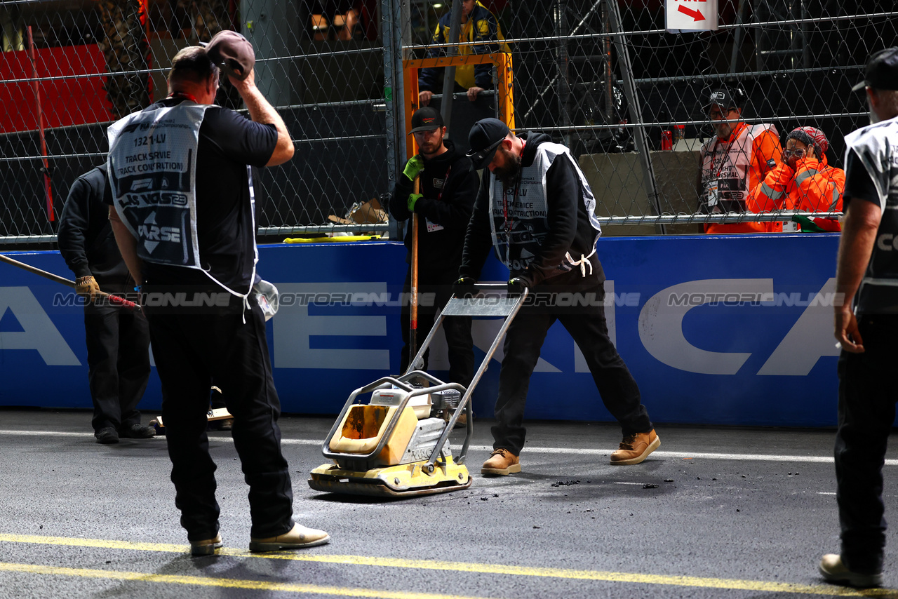 GP LAS VEGAS, Circuit workers fill manhole covers on the circuit.

16.11.2023. Formula 1 World Championship, Rd 22, Las Vegas Grand Prix, Las Vegas, Nevada, USA, Practice Day.

 - www.xpbimages.com, EMail: requests@xpbimages.com © Copyright: Coates / XPB Images