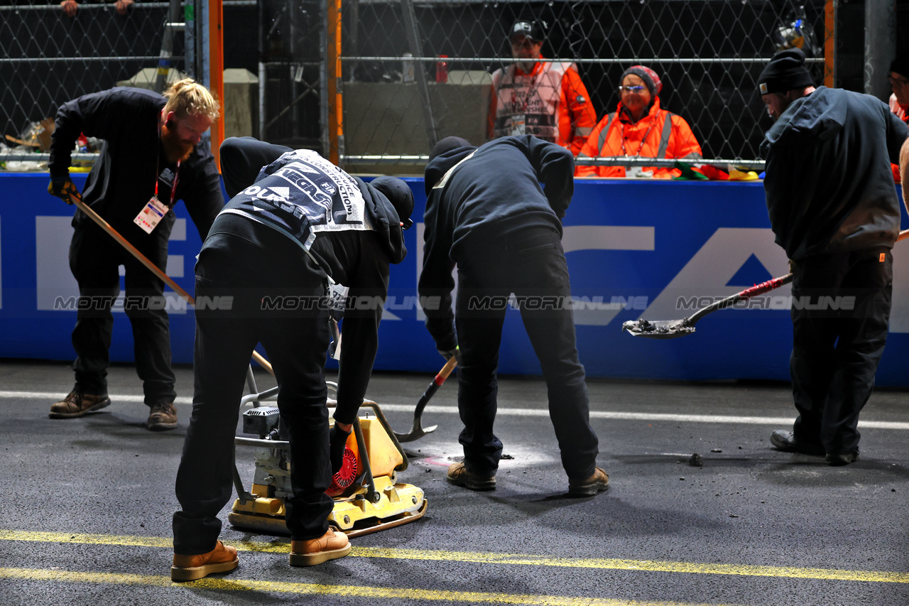 GP LAS VEGAS, Circuit workers fill manhole covers on the circuit.

16.11.2023. Formula 1 World Championship, Rd 22, Las Vegas Grand Prix, Las Vegas, Nevada, USA, Practice Day.

 - www.xpbimages.com, EMail: requests@xpbimages.com © Copyright: Coates / XPB Images