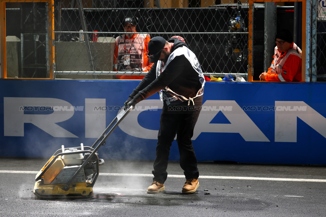 GP LAS VEGAS, Circuit workers fill manhole covers on the circuit.

16.11.2023. Formula 1 World Championship, Rd 22, Las Vegas Grand Prix, Las Vegas, Nevada, USA, Practice Day.

 - www.xpbimages.com, EMail: requests@xpbimages.com © Copyright: Coates / XPB Images