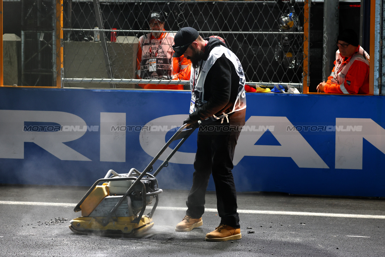 GP LAS VEGAS, Circuit workers fill manhole covers on the circuit.

16.11.2023. Formula 1 World Championship, Rd 22, Las Vegas Grand Prix, Las Vegas, Nevada, USA, Practice Day.

 - www.xpbimages.com, EMail: requests@xpbimages.com © Copyright: Coates / XPB Images