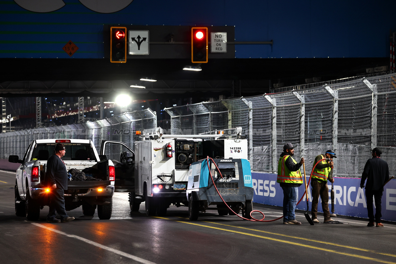 GP LAS VEGAS, Circuit workers fill manhole covers on the circuit.

16.11.2023. Formula 1 World Championship, Rd 22, Las Vegas Grand Prix, Las Vegas, Nevada, USA, Practice Day.

 - www.xpbimages.com, EMail: requests@xpbimages.com © Copyright: Coates / XPB Images