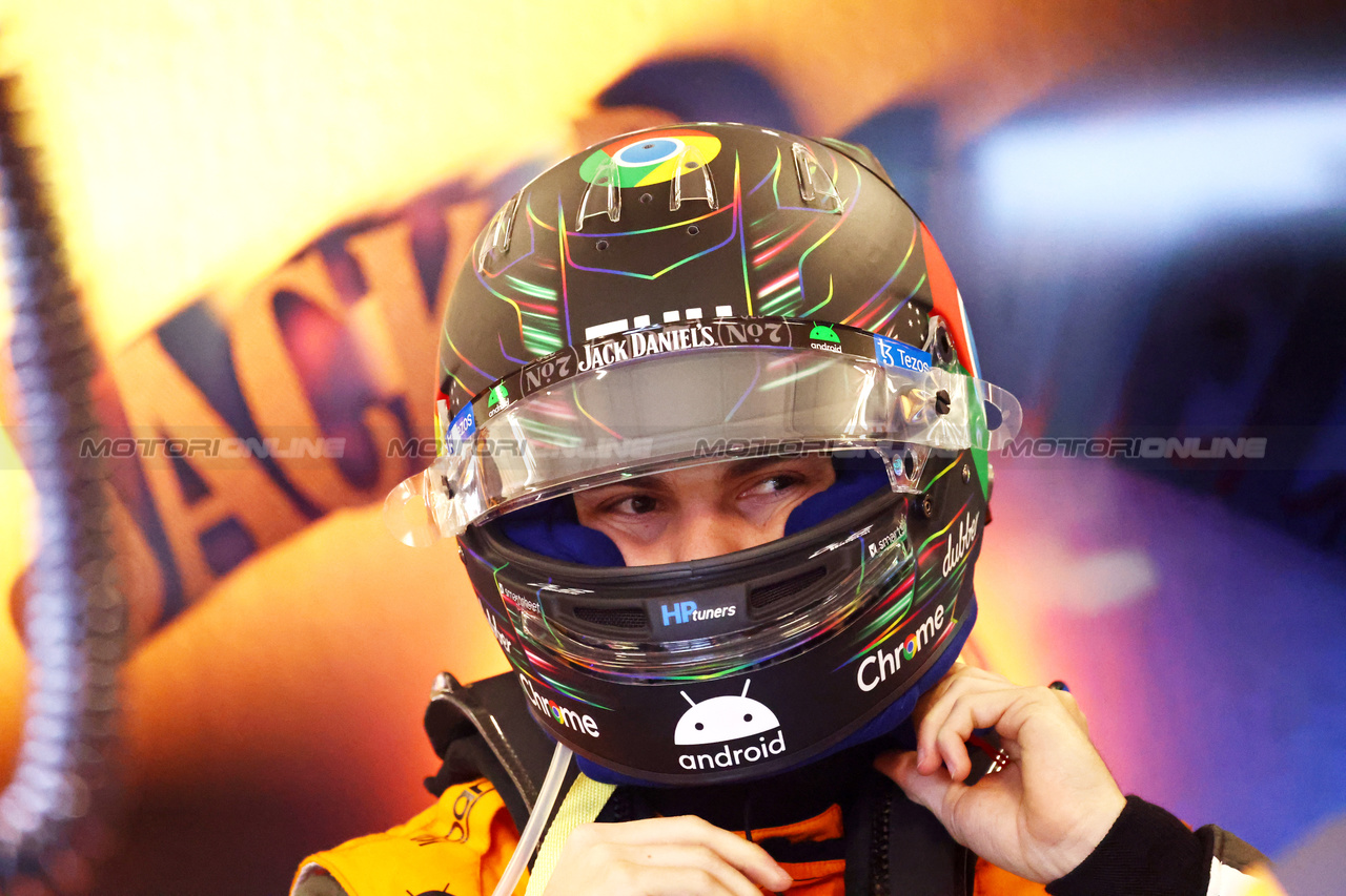 GP LAS VEGAS, Oscar Piastri (AUS) McLaren.

16.11.2023. Formula 1 World Championship, Rd 22, Las Vegas Grand Prix, Las Vegas, Nevada, USA, Practice Day.

- www.xpbimages.com, EMail: requests@xpbimages.com © Copyright: Batchelor / XPB Images