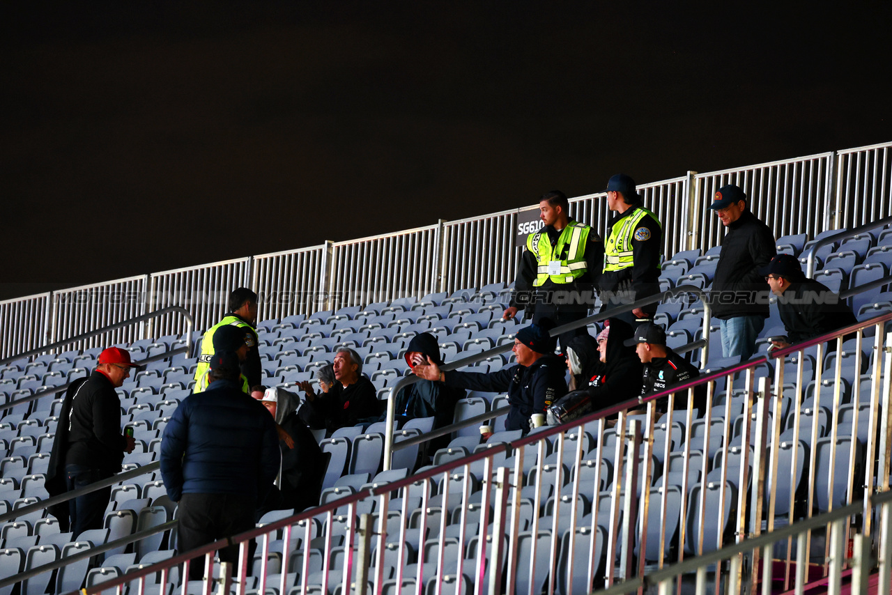 GP LAS VEGAS, Police eject fans from the grandstands before the partenza of FP2. 

16.11.2023. Formula 1 World Championship, Rd 22, Las Vegas Grand Prix, Las Vegas, Nevada, USA, Practice Day.

 - www.xpbimages.com, EMail: requests@xpbimages.com © Copyright: Coates / XPB Images
