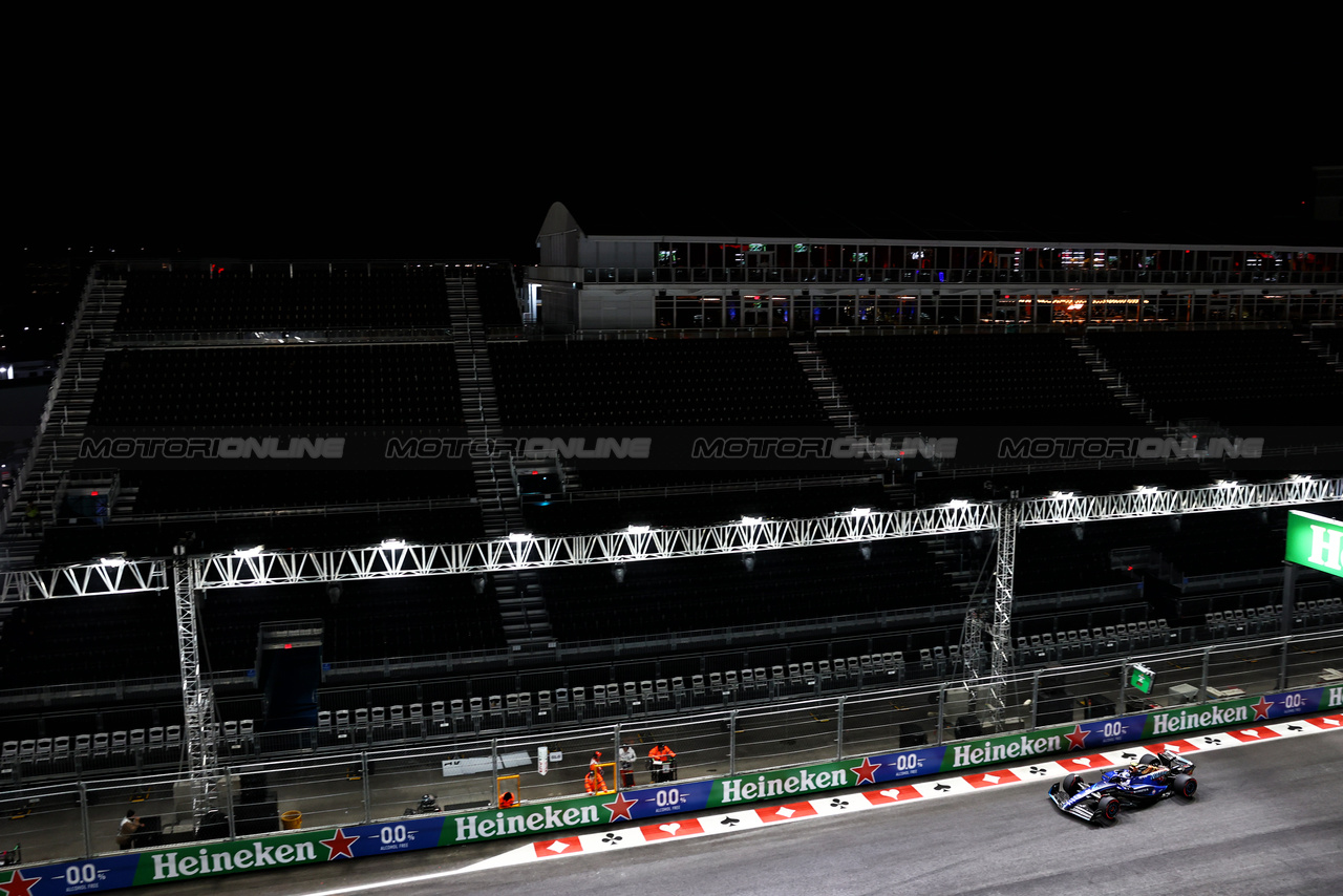 GP LAS VEGAS, Logan Sargeant (USA) Williams Racing FW45 passes empty grandstands in the second practice session.

16.11.2023. Formula 1 World Championship, Rd 22, Las Vegas Grand Prix, Las Vegas, Nevada, USA, Practice Day.

- www.xpbimages.com, EMail: requests@xpbimages.com © Copyright: Batchelor / XPB Images