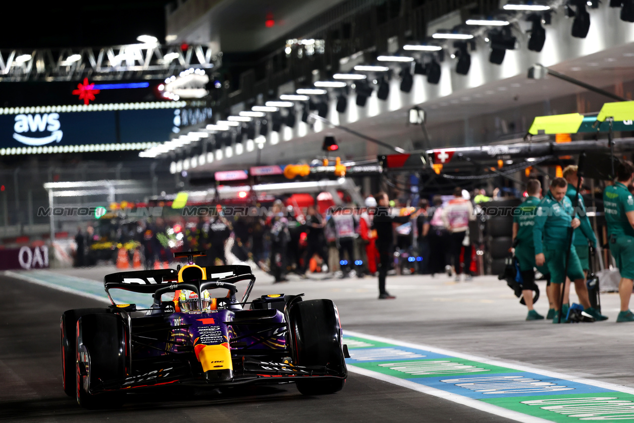 GP LAS VEGAS, Max Verstappen (NLD) Red Bull Racing RB19 leaves the pits.

16.11.2023. Formula 1 World Championship, Rd 22, Las Vegas Grand Prix, Las Vegas, Nevada, USA, Practice Day.

- www.xpbimages.com, EMail: requests@xpbimages.com © Copyright: Batchelor / XPB Images