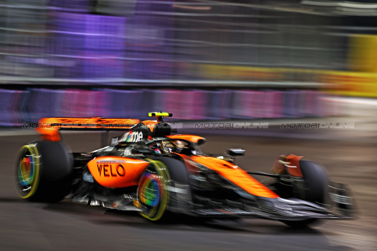 GP LAS VEGAS, Lando Norris (GBR) McLaren MCL60.

16.11.2023. Formula 1 World Championship, Rd 22, Las Vegas Grand Prix, Las Vegas, Nevada, USA, Practice Day.

 - www.xpbimages.com, EMail: requests@xpbimages.com © Copyright: Coates / XPB Images