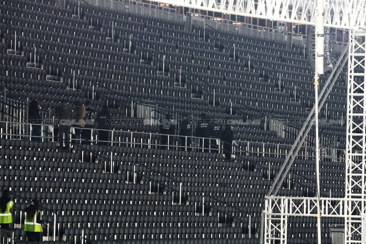 GP LAS VEGAS, Fans are removed from the empty grandstands before the partenza of FP2.

16.11.2023. Formula 1 World Championship, Rd 22, Las Vegas Grand Prix, Las Vegas, Nevada, USA, Practice Day.

- www.xpbimages.com, EMail: requests@xpbimages.com © Copyright: Moy / XPB Images