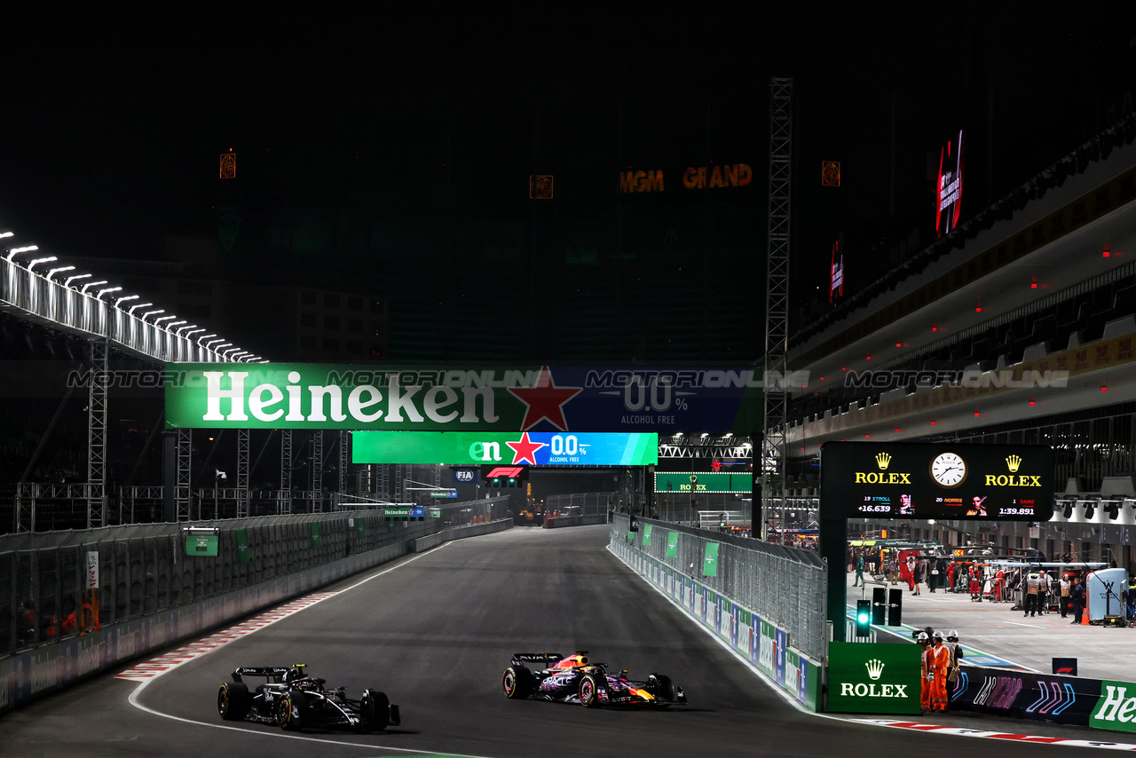 GP LAS VEGAS, Zhou Guanyu (CHN) Alfa Romeo F1 Team C43 e Max Verstappen (NLD) Red Bull Racing RB19.

16.11.2023. Formula 1 World Championship, Rd 22, Las Vegas Grand Prix, Las Vegas, Nevada, USA, Practice Day.

- www.xpbimages.com, EMail: requests@xpbimages.com © Copyright: Moy / XPB Images